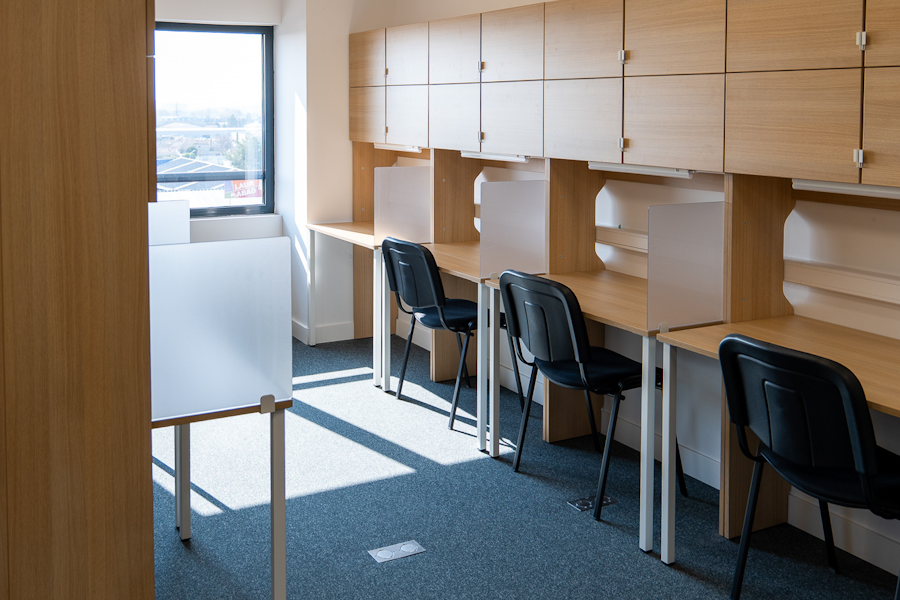 Places de travail individuelles pour les étudiants en prépa médecine - Cours Agora Nîmes